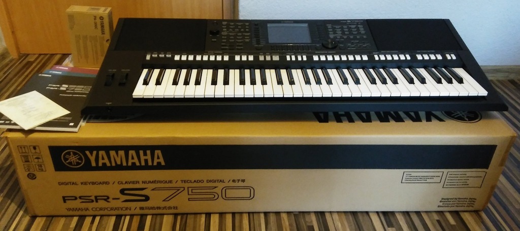 Yamaha PSR s750