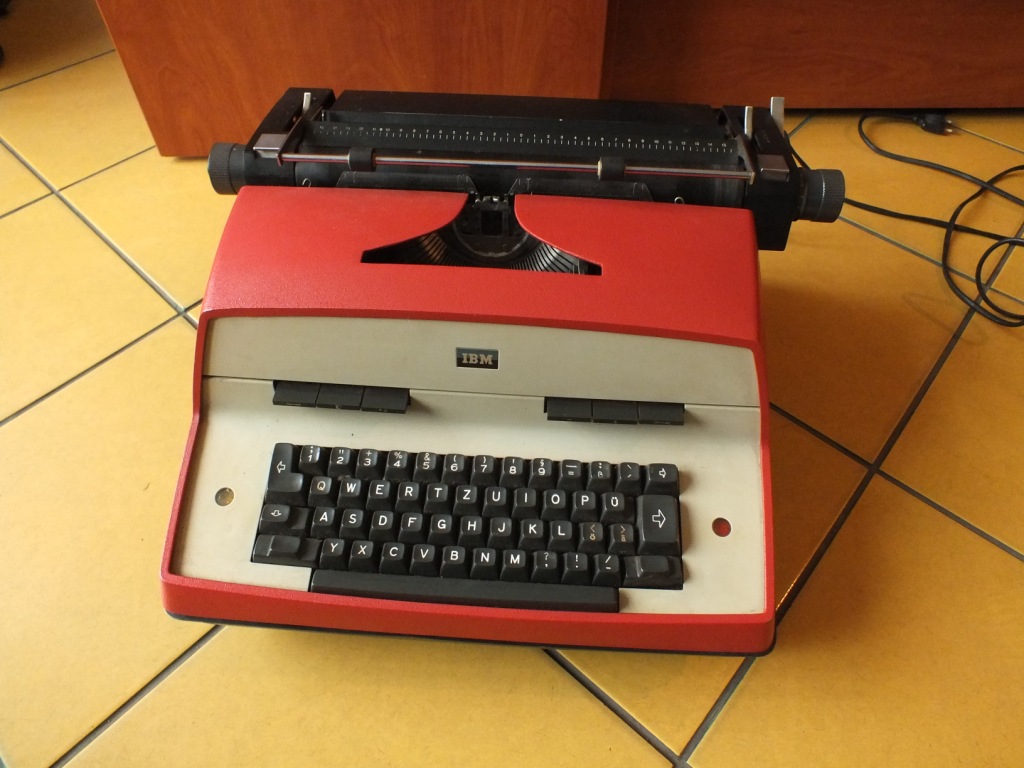 MASZYNA DO PISANIA IBM ELEKTRYCZNA STAN DOBRY ! !