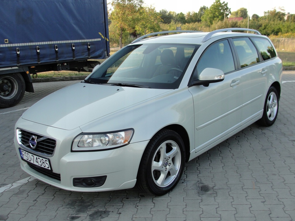 VOLVO V50 2010 D3 150 KM NAVI BLIS SERWIS ALU 16