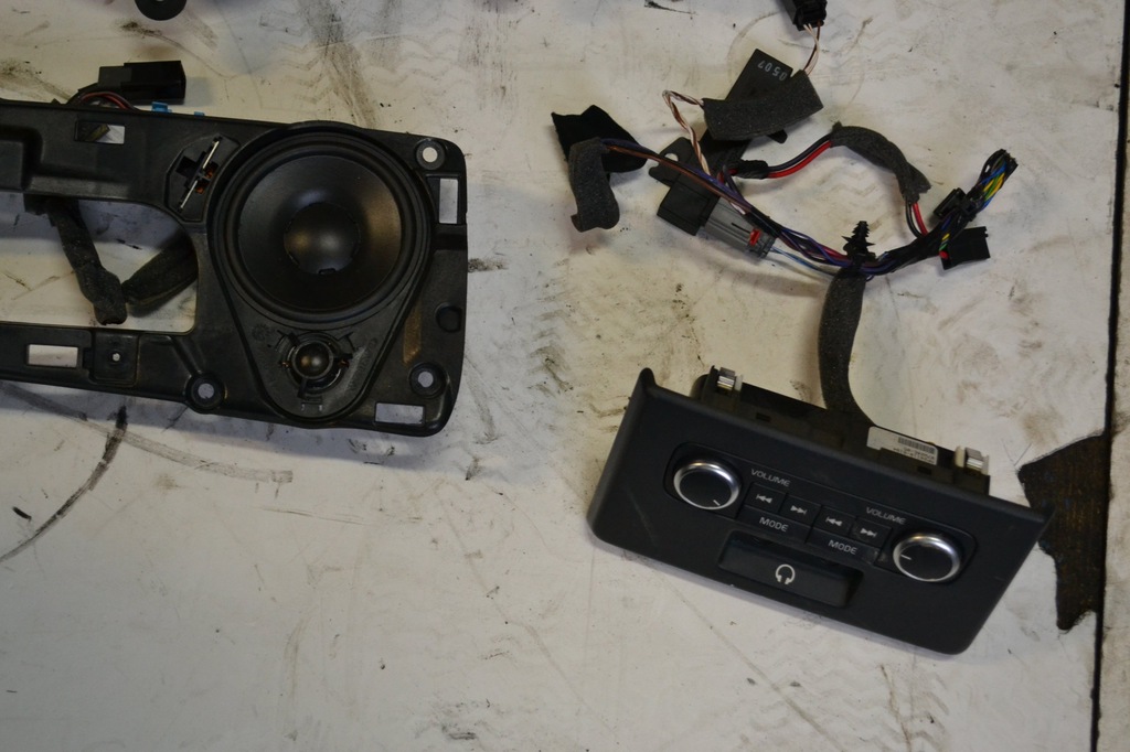 VOLVO V70 XC70 0816R SUBWOOFER DYNAUDIO GŁOŚNIKI