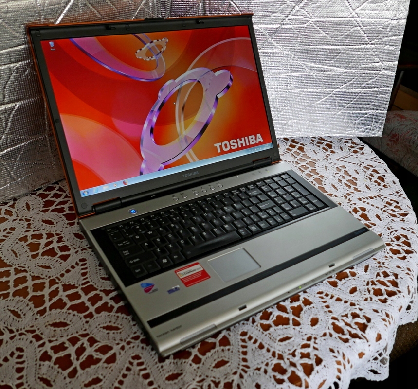 17 calowy Laptop Toshiba M60- stan BDB. 5 GB ram.