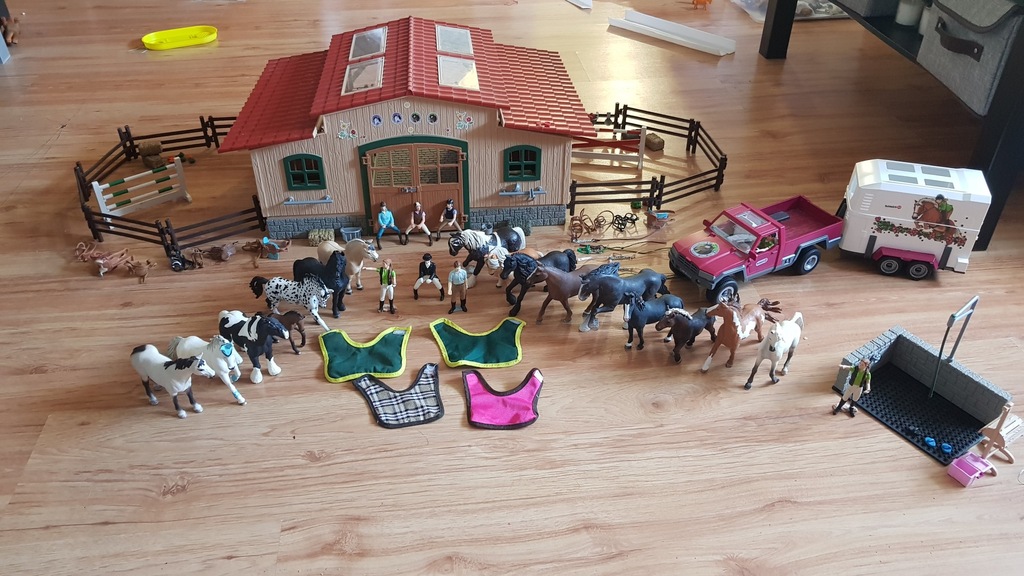 SCHLEICH ZESTAW STAJNIA+SAMOCHÓD+MYJKA+KONIE MEGA!