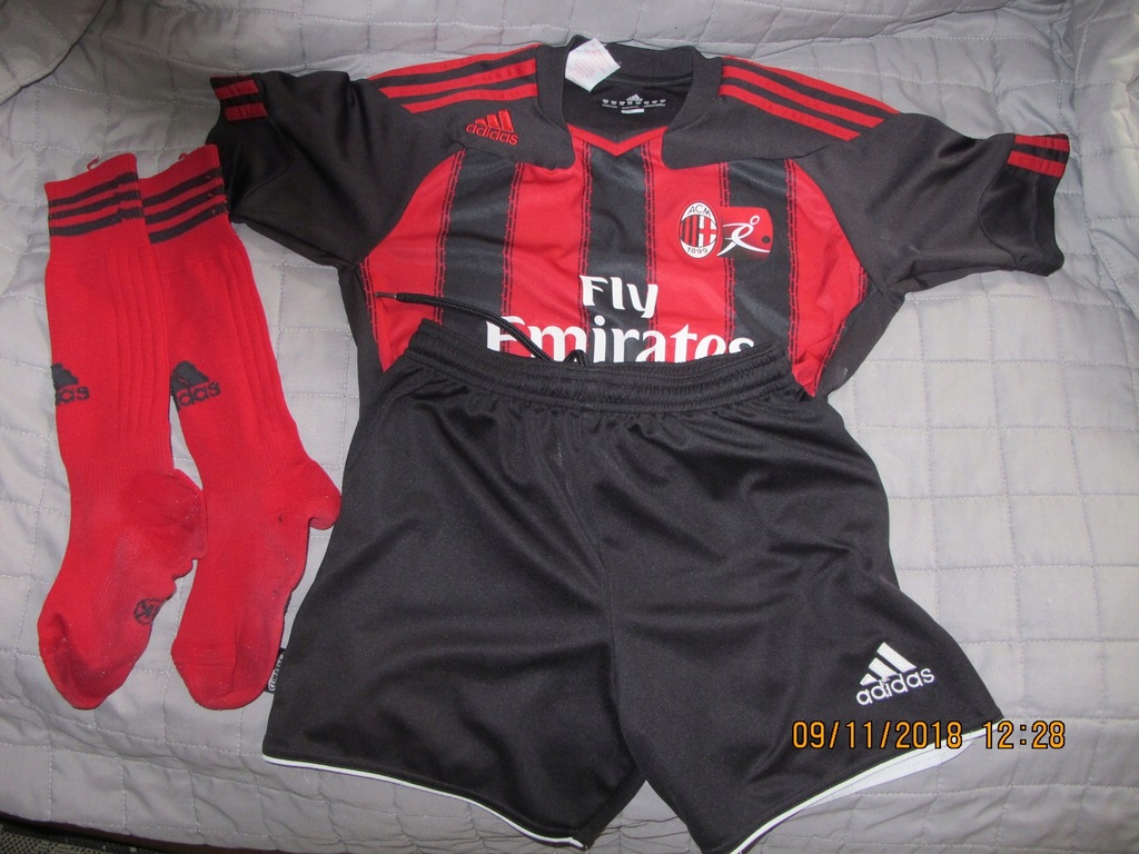 Komplet ADIDAS AC Milan 140 spodenki koszulka getr