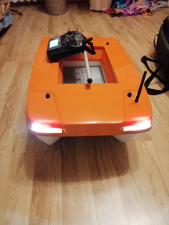 łódka zanętowa szanti z echo fisch Finder 918cwl