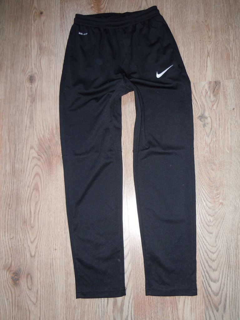 NIKE  DRI-FIT    dresowe spodenki  12-13 lat  BDB