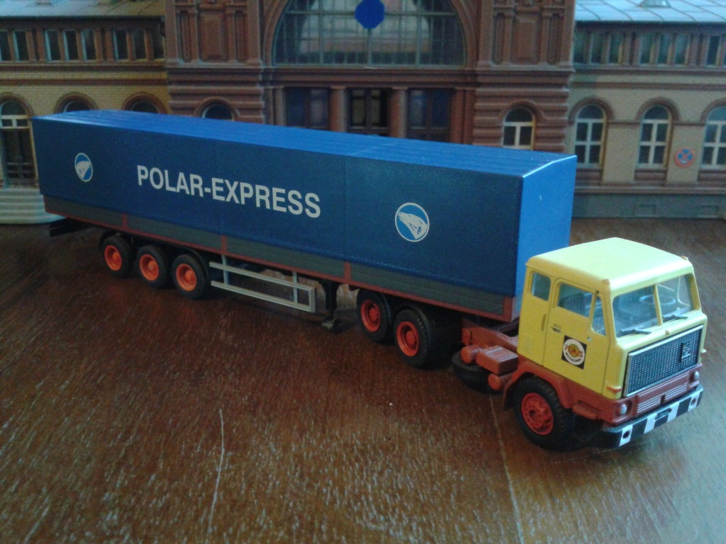 VOLVO F89 PEKAES POLAR EXPRESS 1:87