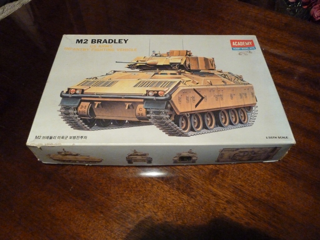 Academy 1335 M2 Bradley IFV 1/35