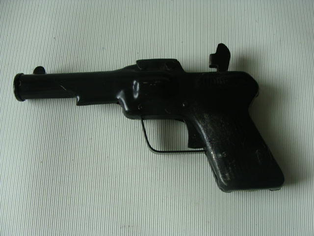 metalowy KORKOWIEC PISTOLET KAPISZONOWY z prl-u