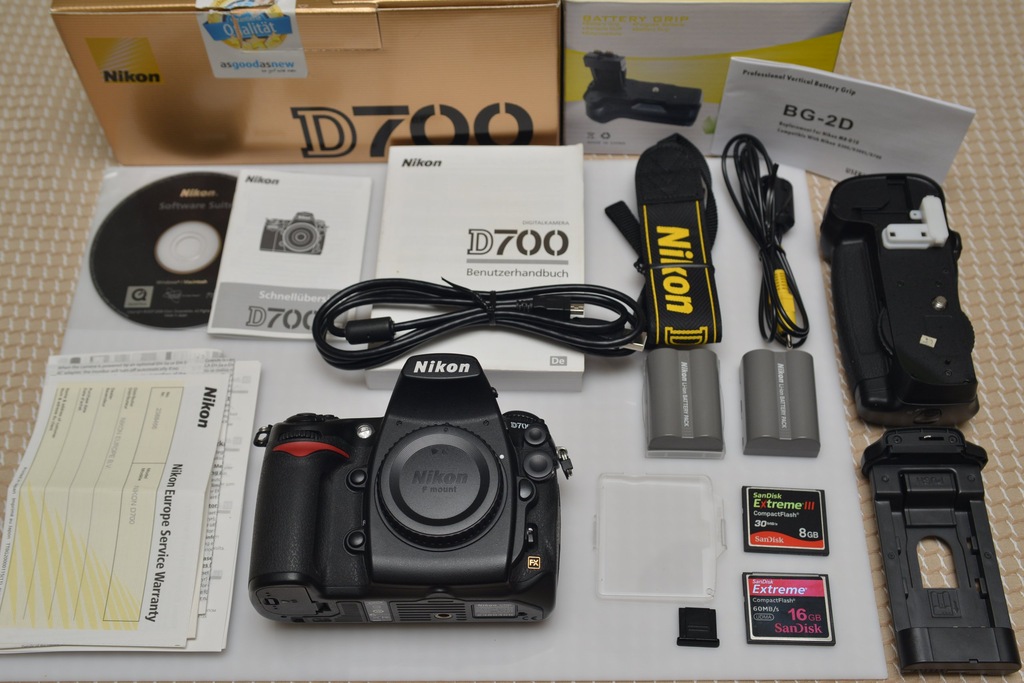 Nikon D700 + Grip + 2xCF 8GB i 16GB + bateria