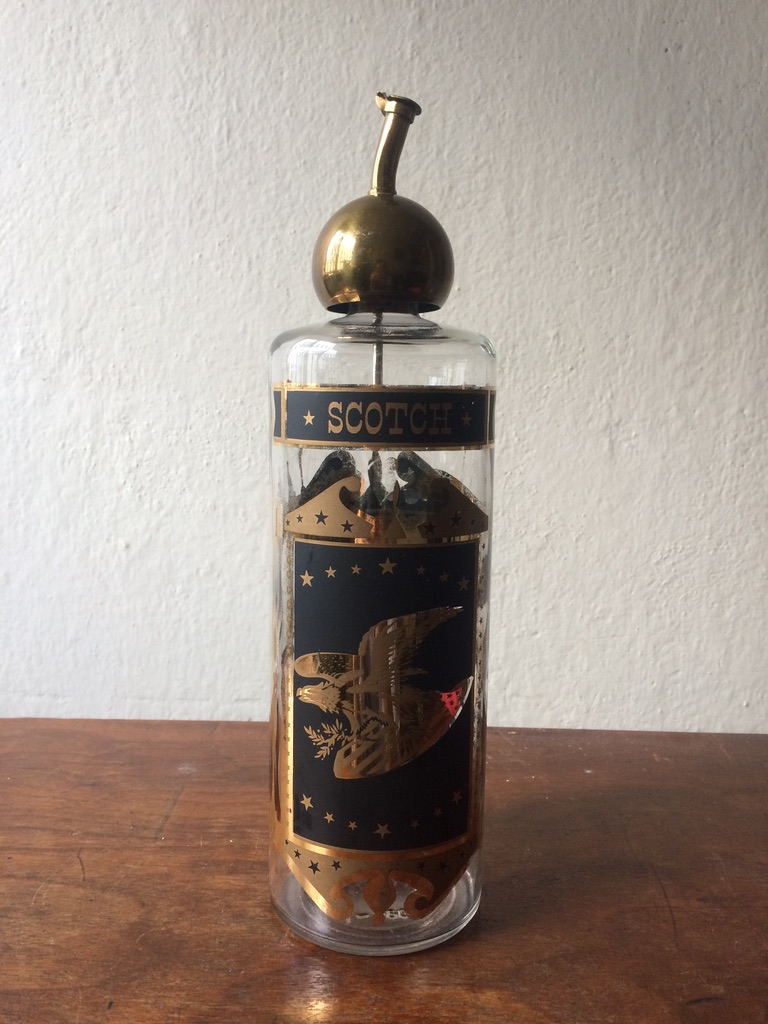 Stara dekoracyjna butelka do whisky
