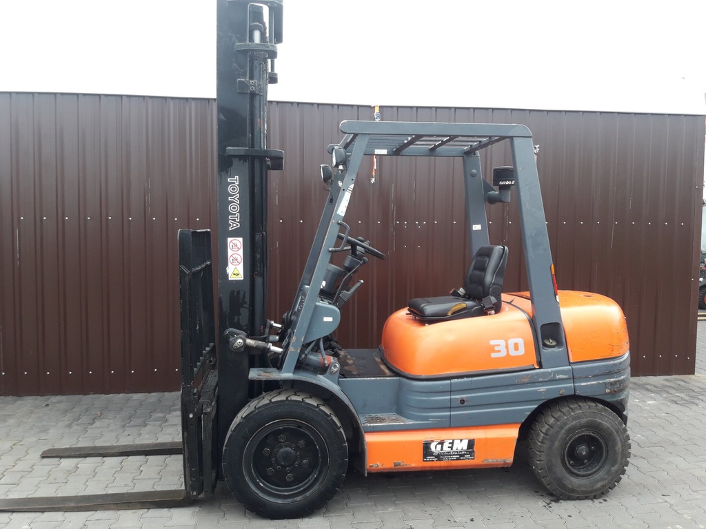 WÓZEK WIDŁOWY TOYOTA 6 FDF30 DIESEL
