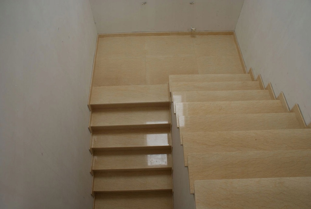 Schody Blat y parapet y z kamienia GRANITU MARMURU