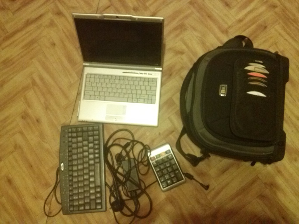 Laptop ICom SmartBook +torba Case Logic