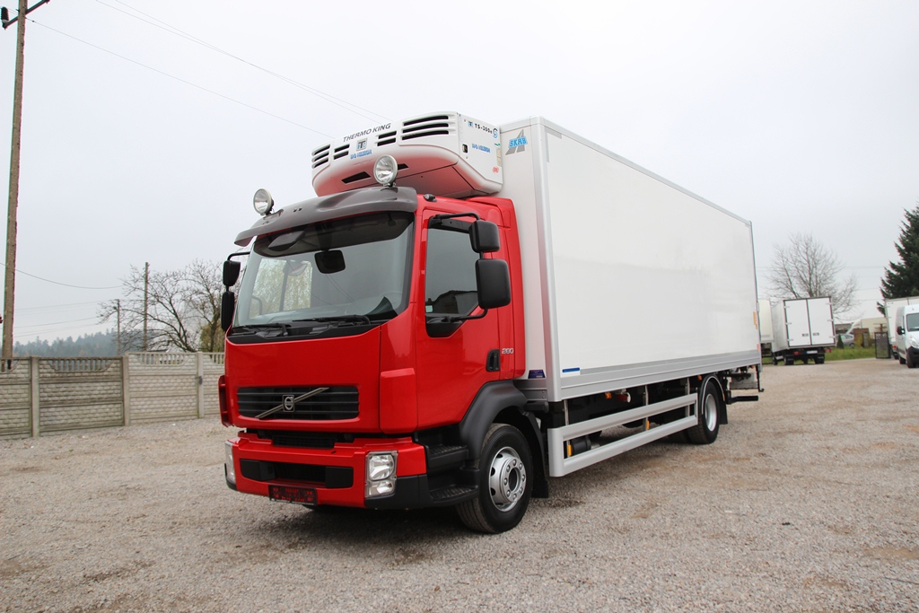 Пермь авито вакансии водитель. Вольво FL 280. Вольво 10т. Volvo FL рефрижератор. Ман 10т рефрижератор.