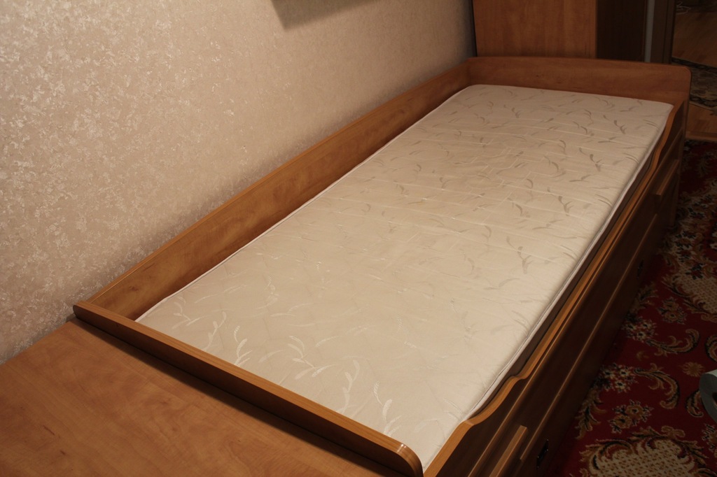 Solidne, drewniane łóżko 1 osobowe