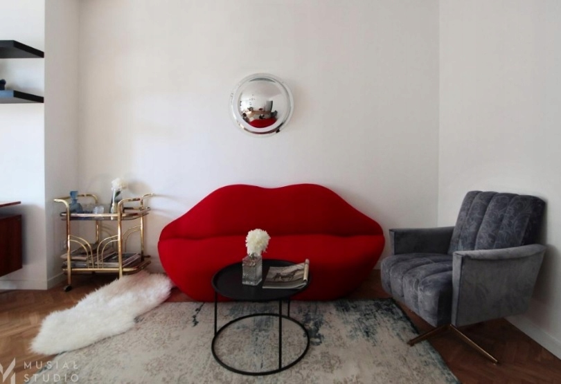Sofa czerwona Kształt Usta Salvador Dali design