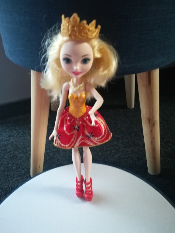 Lalka skrzynia zestaw Ever After High Apple White