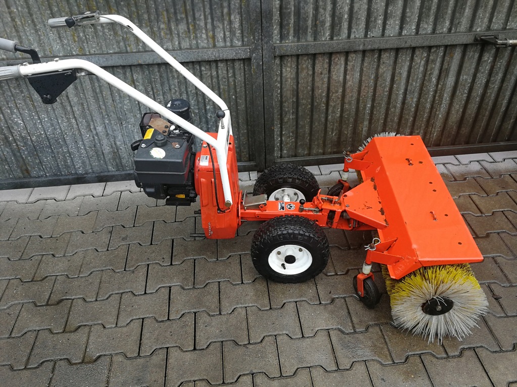 Hako zamiatarka spalinowa-Karcher