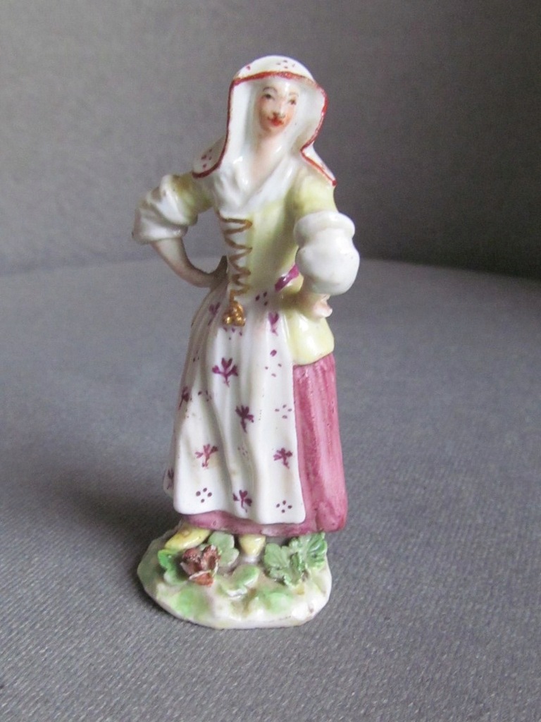 Stara figurka porcelanowa, kobieta, strój ludowy