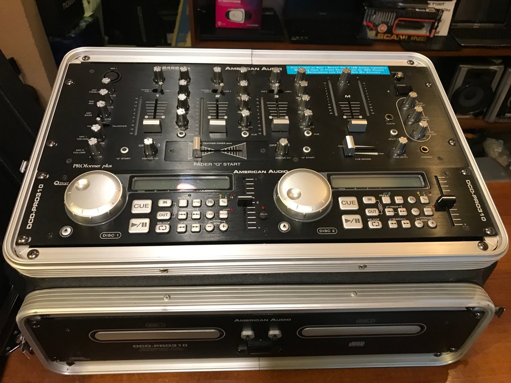 Mikser AMERICAN AUDIO Q-2422 PRO + CD DCD-PRO310