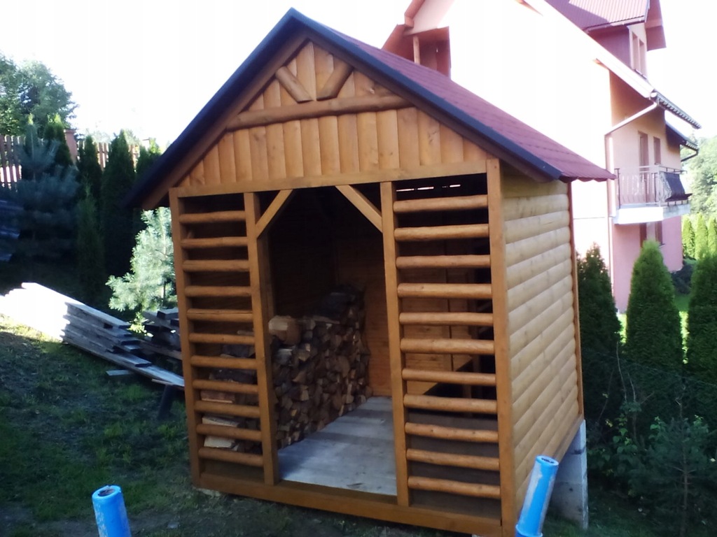 Domek drewniany na drzewo i węgiel.