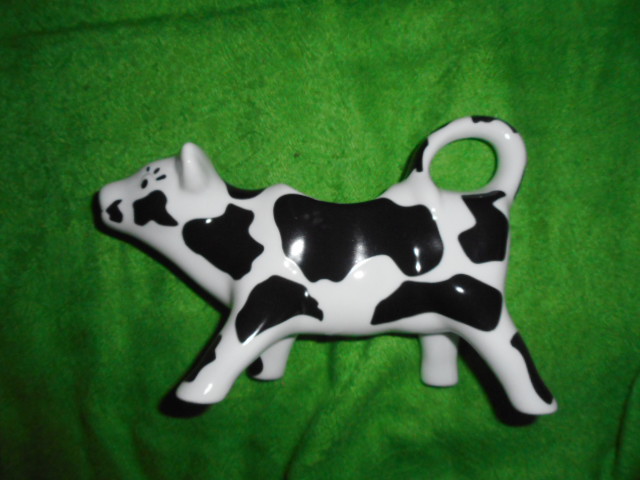 Porcelanowy mlecznik w kształcie krowy