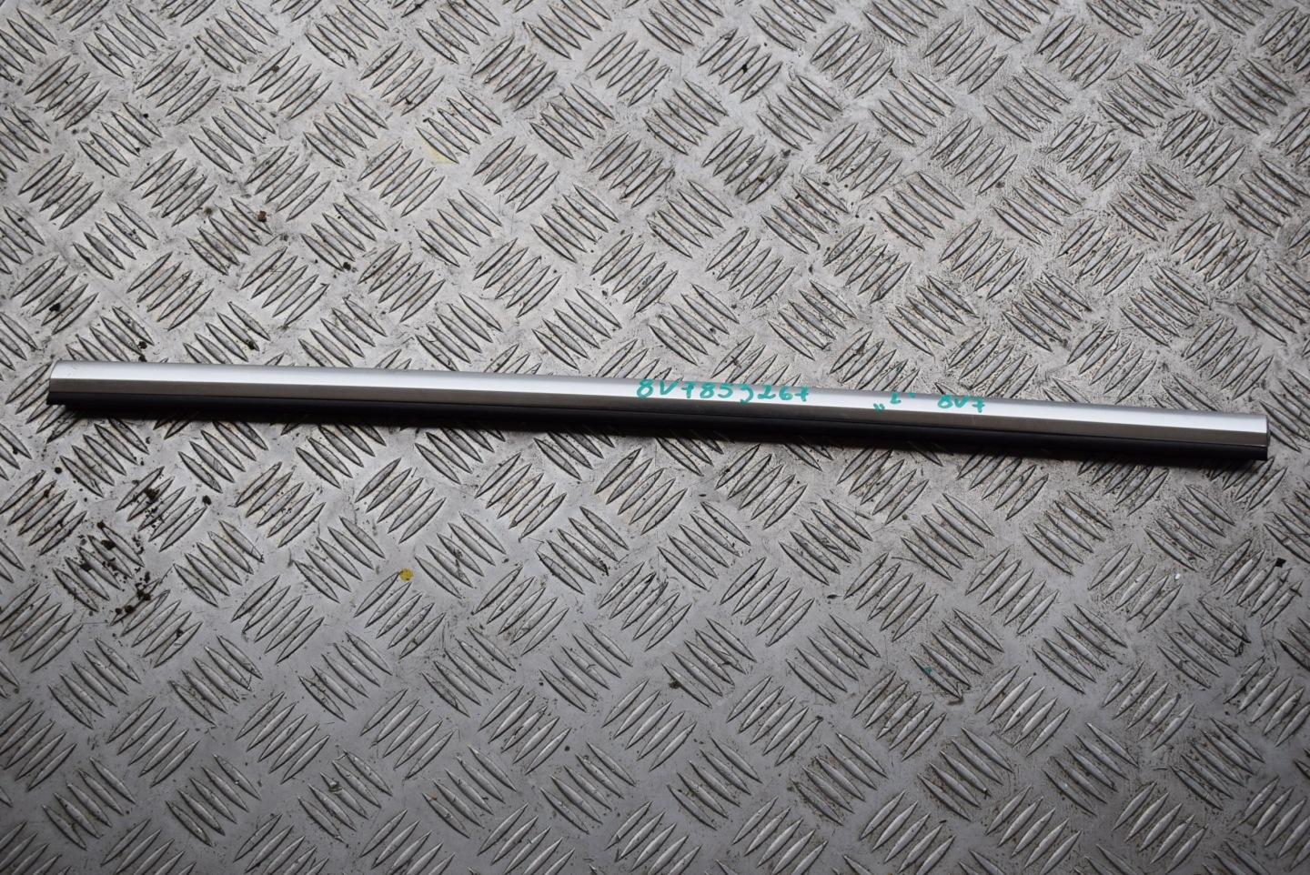 moulding chrome left AUDI A3 CABRIO 8V7 LIFT