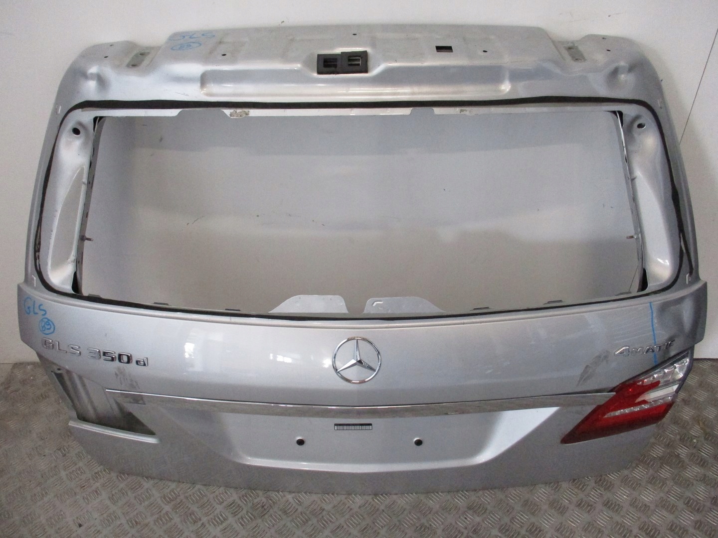 boot doors Mercedes GLS unprotected