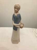 Figurka Kobieta z koszyczkiem 26 wysoka