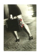 Pocztówka - Kobieta, neseser i róże / aktówka ...