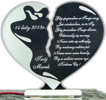 St. valentine's day figurines zlamane heart photo engraving, фото