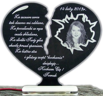 St. valentine's day figurines zlamane heart photo engraving, фото