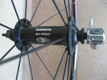 Переднее шоссейное колесо Shimano Wheels диаметром 28 дюймов/622 мм.