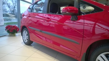 Боковые молдинги автомобиля HONDA JAZZ IV 2015-2020 гг.