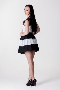 SPÓDNICZKA MINI w PASY CZARNO BIAŁA ROZKLOSZOWANA w ZAKŁADKI XS