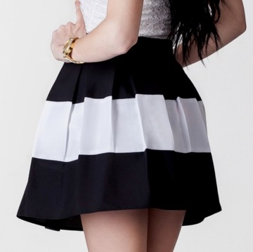 SPÓDNICZKA MINI w PASY CZARNO BIAŁA ROZKLOSZOWANA w ZAKŁADKI XS