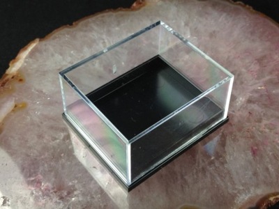 Pudełko ekspozytor np. na minerał przezroczyste