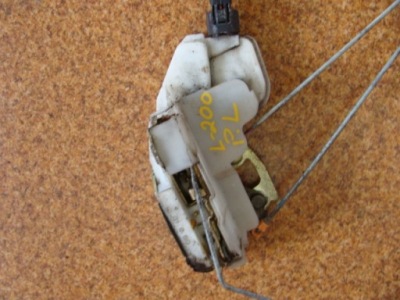 Mitsubishi l200 04r замок привод перед левый фото №1