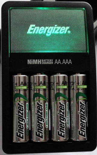 Зарядное устройство ENERGIZER Maxi + 4 батарейки АА 2000