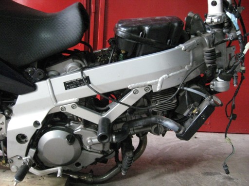 RAMA Z DOKUMENTAMI SUZUKI DL 650 2004