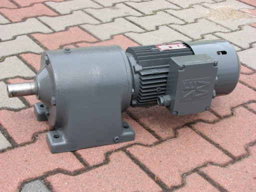 Motoreduktor dwubiegowy 0.1/0.4kw. 6.5/27obr./min.