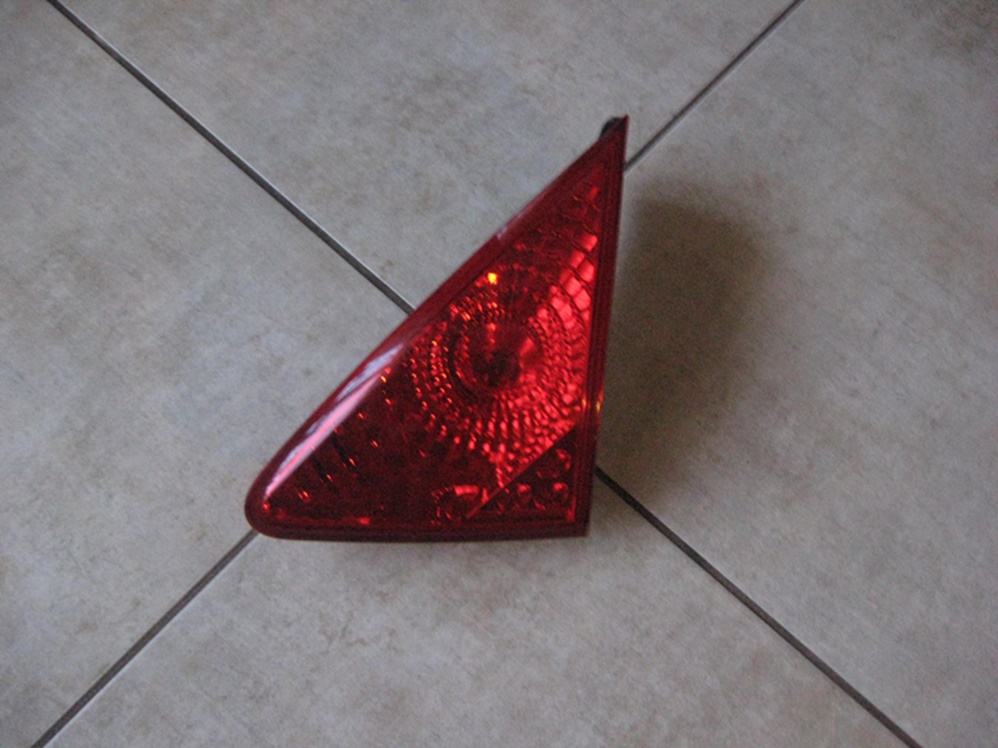 фото №1, Права лампа задня --- кришка багажника - peugeot 3008 !!!