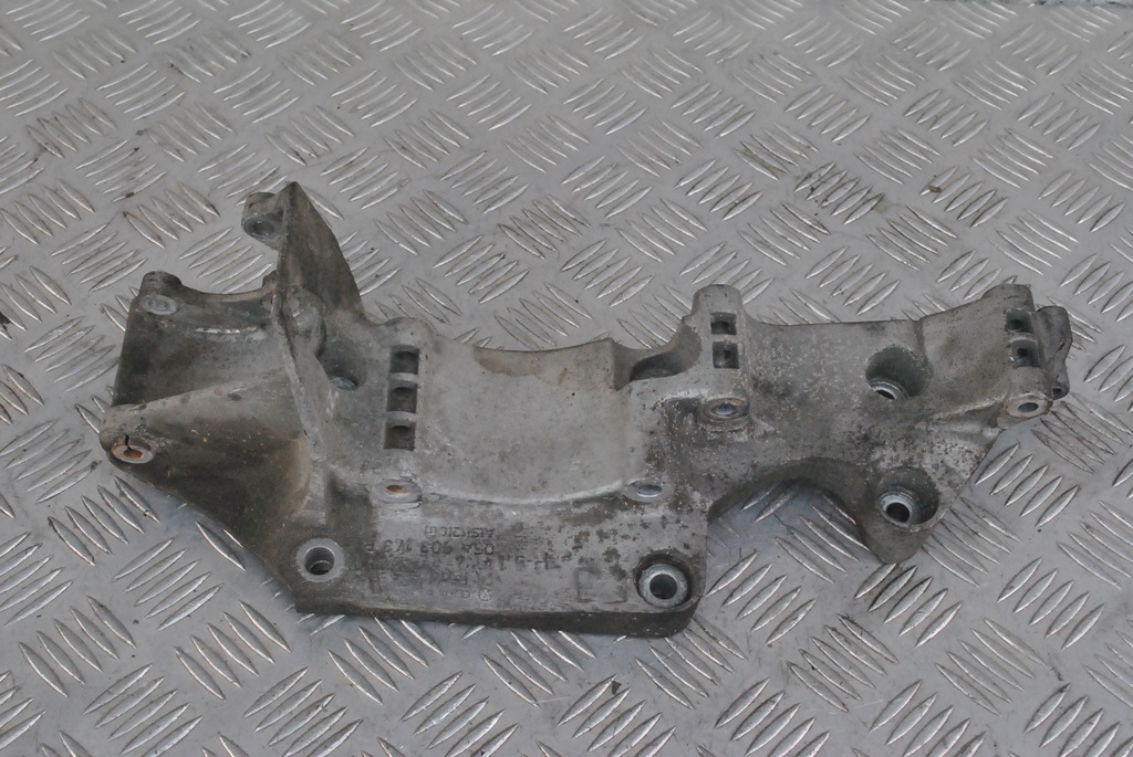 фото №1, Кронштейн кронштейн генератора 06a903143p audi a3 8l